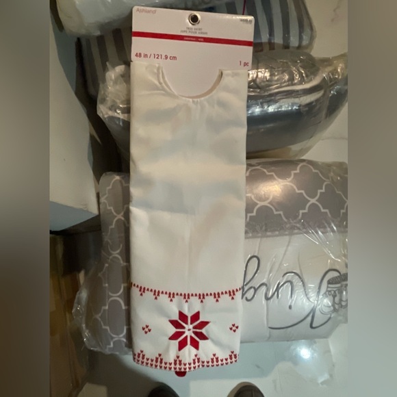 NEW! THE CHRISTMAS ASHLAND, Tree Skirt and 2 Matching Stockings Set - Picture 3 of 5